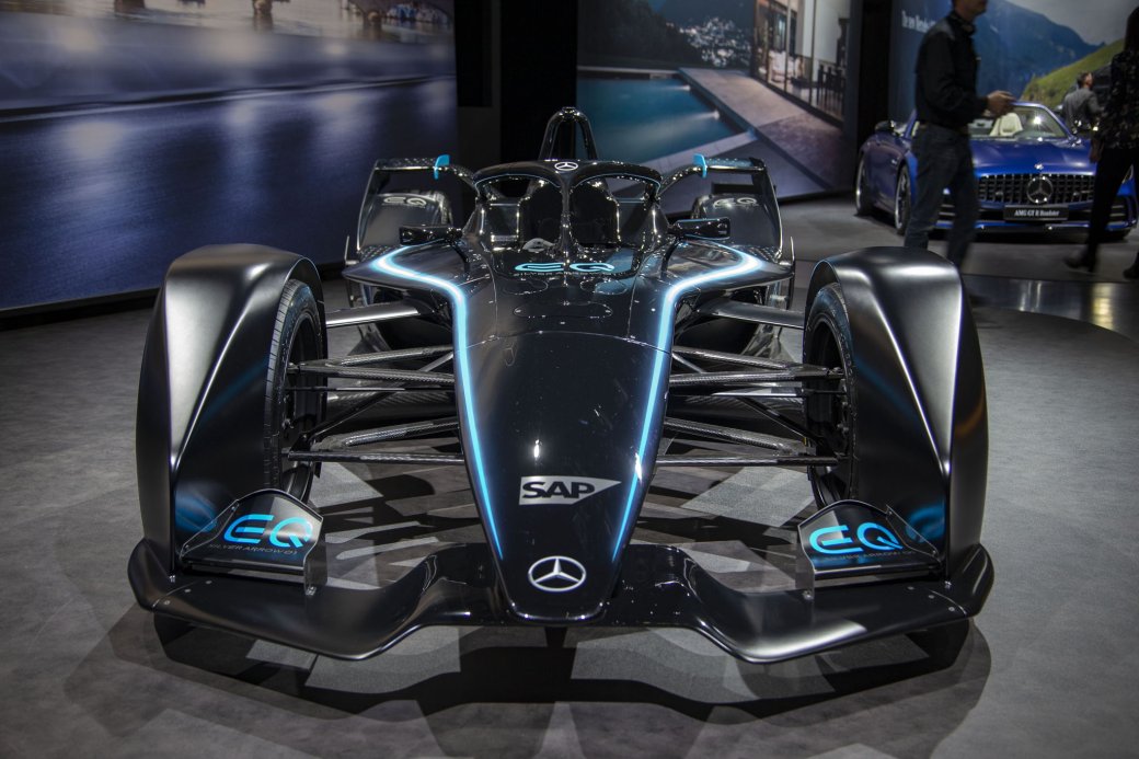 Галерея Mercedes-Benz представила EQ Silver Arrow 01 — свой первый гоночный электромобиль  - 3 фото