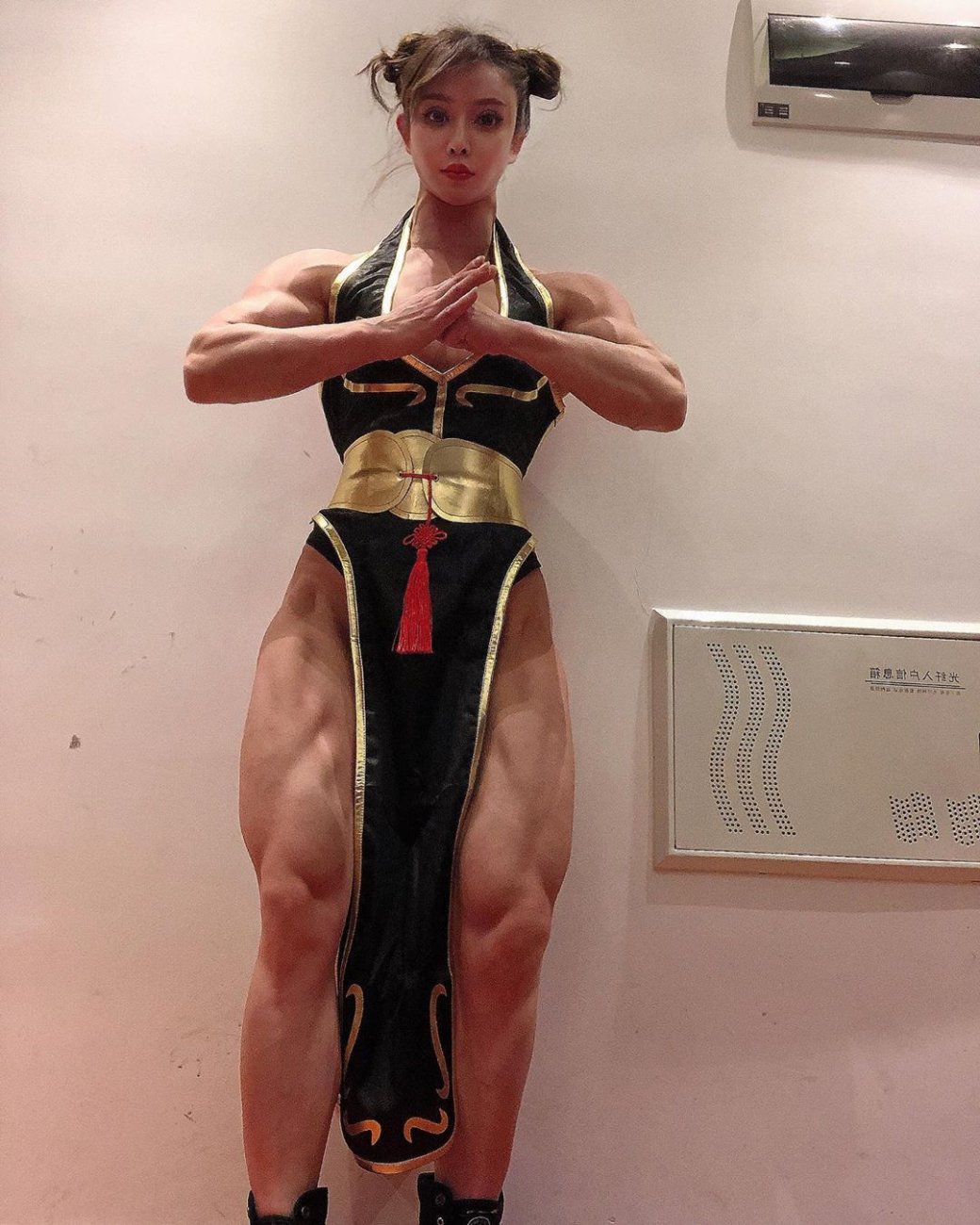 Китайская бодибилдерша показала потрясающий косплей Чунь Ли из Street Fighter — изображение 2
