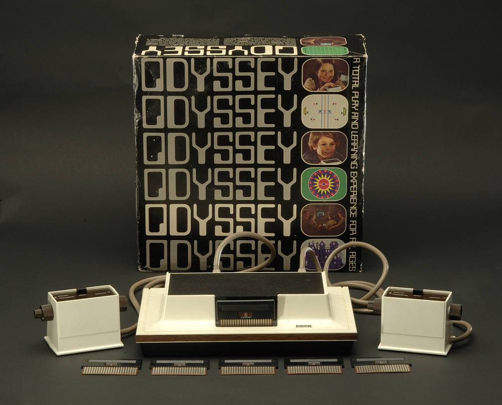 А это Magnavox Odyssey — первая в мире серийная игровая приставка. Ее выпустила в 1972 году американская компания Magnavox во главе с «отцом» видеоигр Ральфом Баером.
