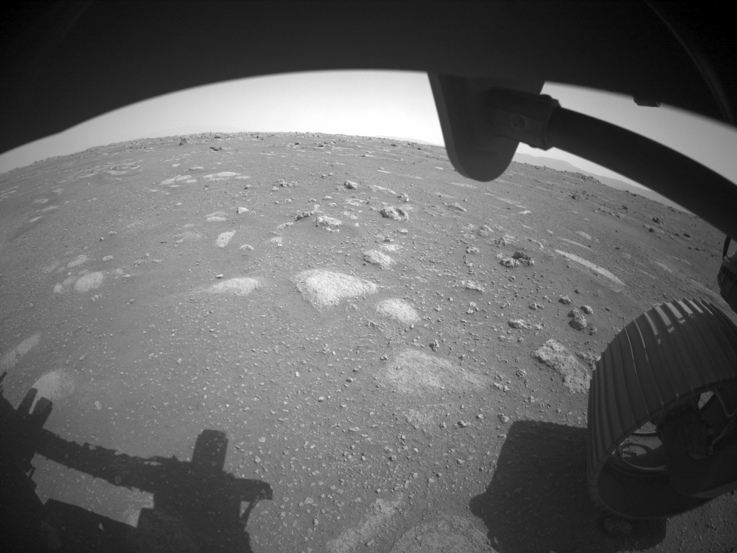 Марсоход NASA прислал на Землю первое видео с Красной планеты — фото 2