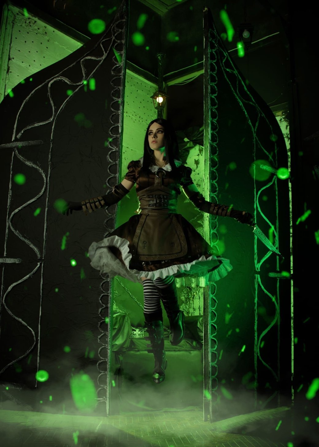 Модель показала мрачный косплей на Алису Американа Макги — изображение 7