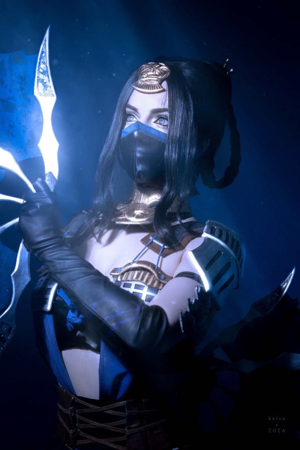 Модель предстала в сексуальном образе принцессы Китаны из серии игр Mortal Kombat — изображение 2