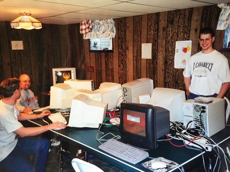 Quake 3 Arena — 20 лет! Вспоминаем компьютерные клубы, где многие впервые и сыграли в шутер id — фото 1