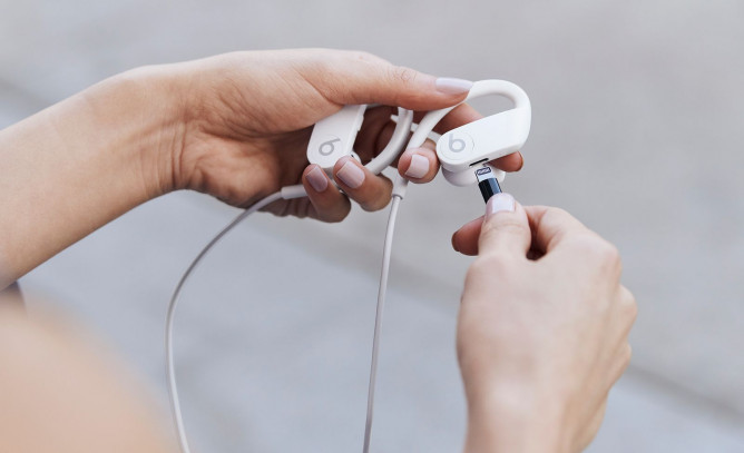 Apple представила новые беспроводные наушники Powerbeats — фото 1
