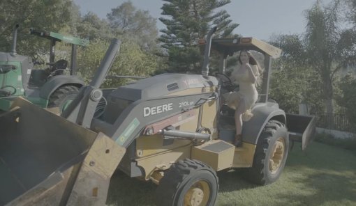 Лана Дель Рей села за руль трактора в новом клипе на песню Blue Banisters