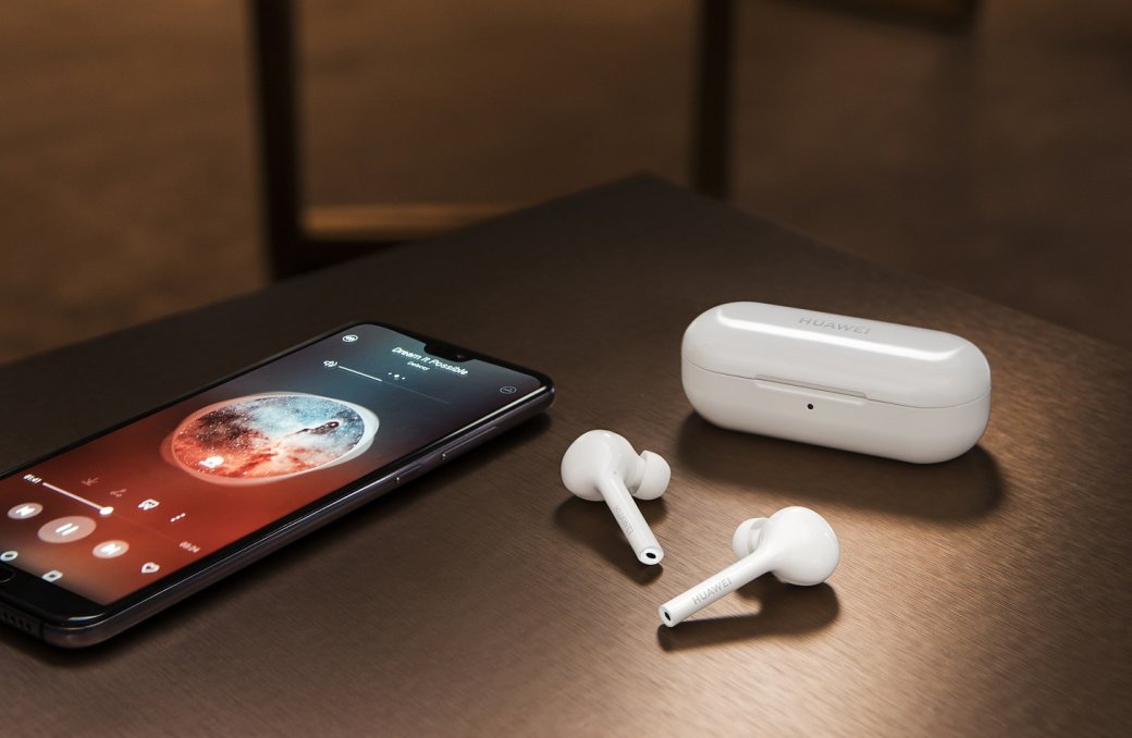 В два раза дешевле AirPods: в России выходят беспроводные наушники Huawei FreeBuds Lite — фото 2