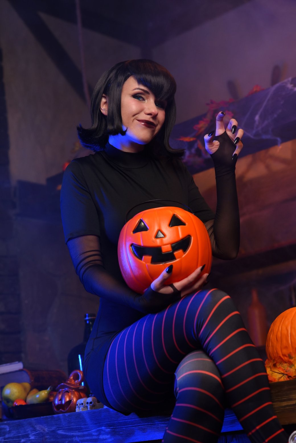 Галерея Модель перевоплотилась в милую Мэйвис Дракулу из «Монстров на каникулах» - 7 фото