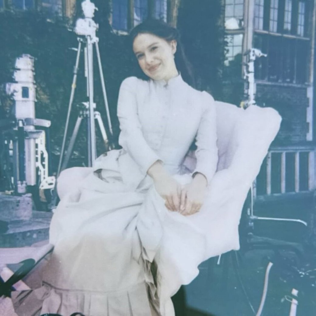 Галерея Съёмки «Энолы Холмс 3» завершены — Милли Бобби Браун поделилась закулисными фото - 7 фото