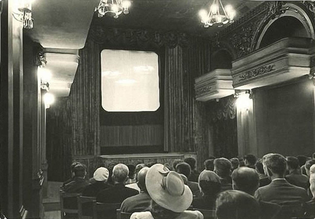 Зал кинотеатра «Стереокино», открытого в Москве в 1947 году

Источник: stan-1.ru