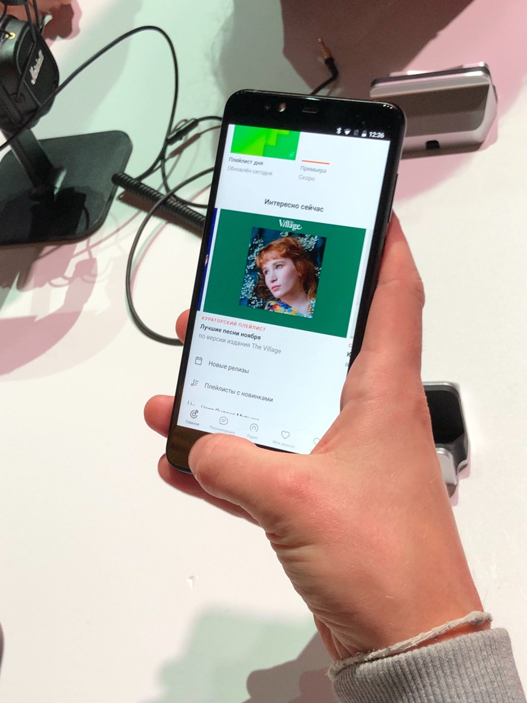 Галерея «Яндекс» выпустил смартфон на базе голосового помощника Алисы. Он называется просто Яндекс.Телефон - 5 фото