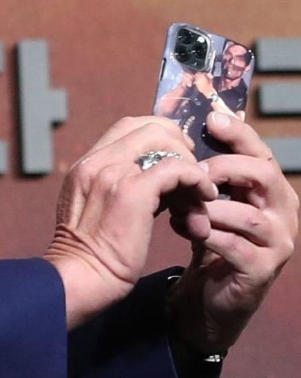 Галерея Арнольд Шварценеггер показал чехол для iPhone 11 Pro: в нем обыгрывается сцена из «Коммандос» - 2 фото