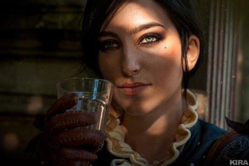 Модель сделала детализированный косплей Сианны на прогулке с вином из «Ведьмака 3»