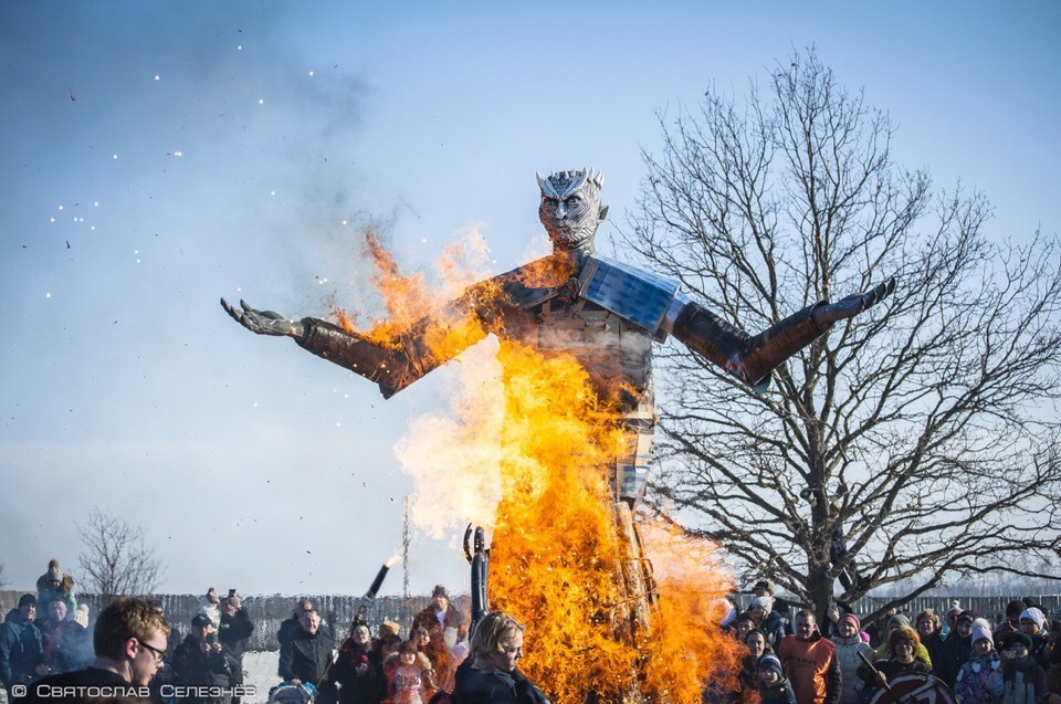 Галерея Весна близко! В Липецкой области на Масленицу сожгли чучело Короля Ночи из «Игры престолов» - 2 фото