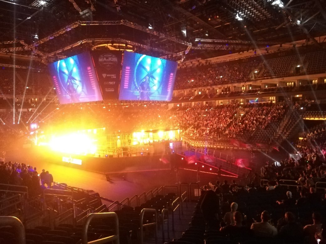Финалисты «мейджора» по CS:GO добирались до красной дорожки на белых лимузинах — изображение 9
