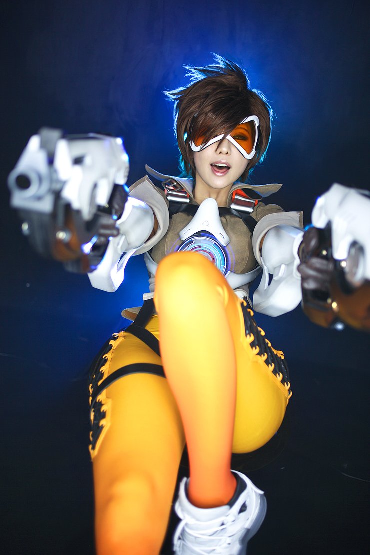 Кореянка идеально косплеит Трейсер из Overwatch — изображение 5