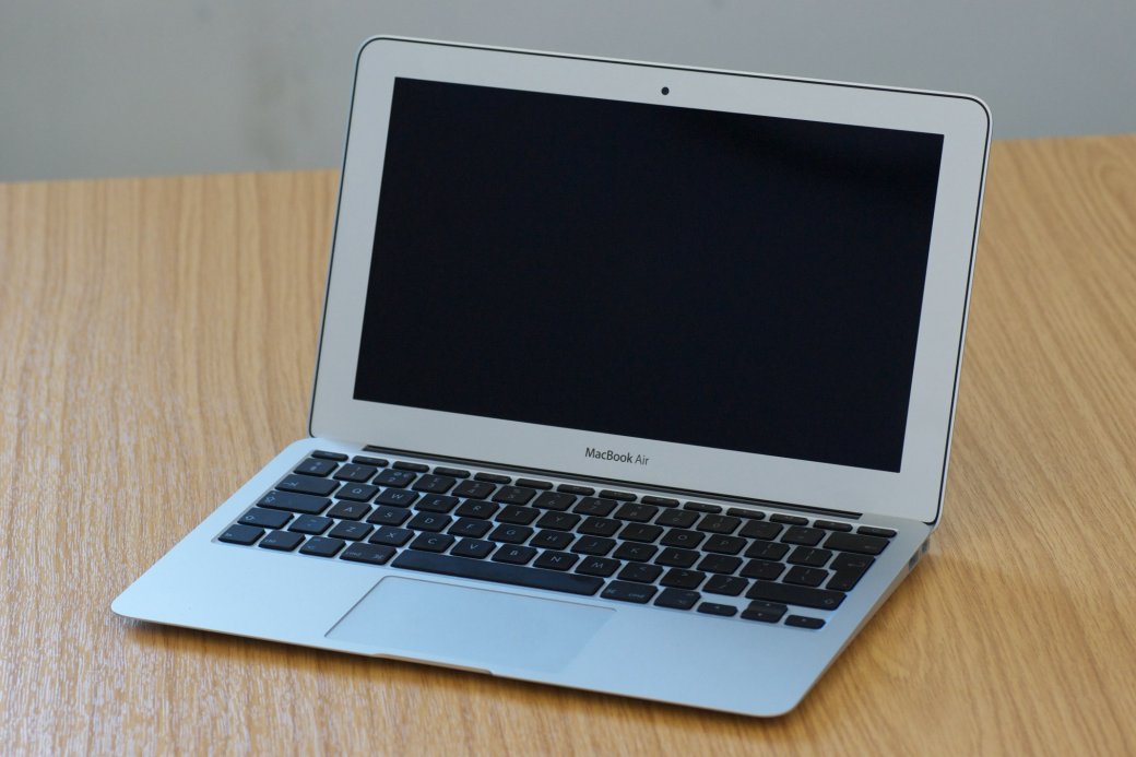 Первый MacBook Air сделал ноутбуки Apple невероятно популярными во всем мире. Тонкий, легкий, красивый и мощный, он стоил дорого, но работал годами.