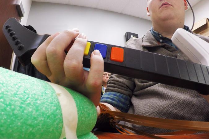 Имплантат позволил парализованному человеку сыграть в Guitar Hero — фото 1