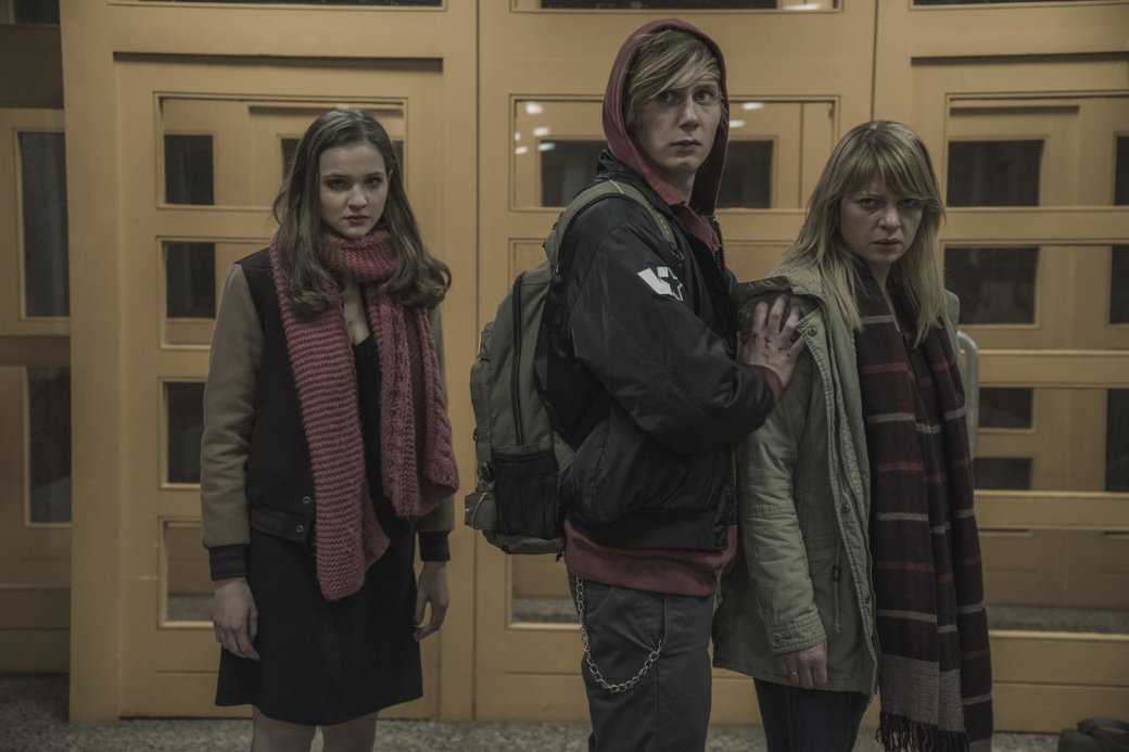 Сериал снимался в реальных немецких локациях, а для создания мрачной атмосферы дождливой осени операторы часто использовали естественное освещение и съёмки в пасмурную погоду

Источник: Netflix