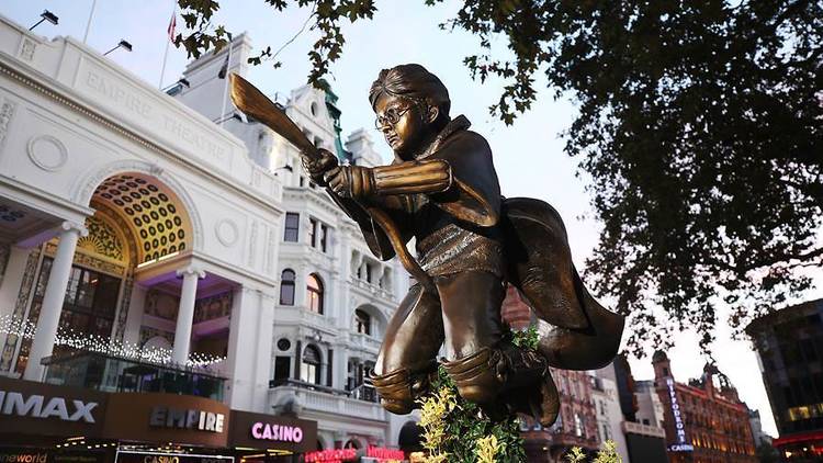 Галерея В Лондоне установили бронзовый памятник Гарри Поттеру - 2 фото
