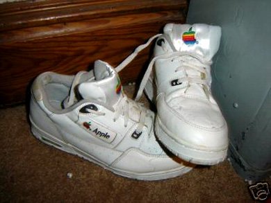Галерея Найдена самая дорогая продукция Apple: миллион за кроссовки! - 1 фото