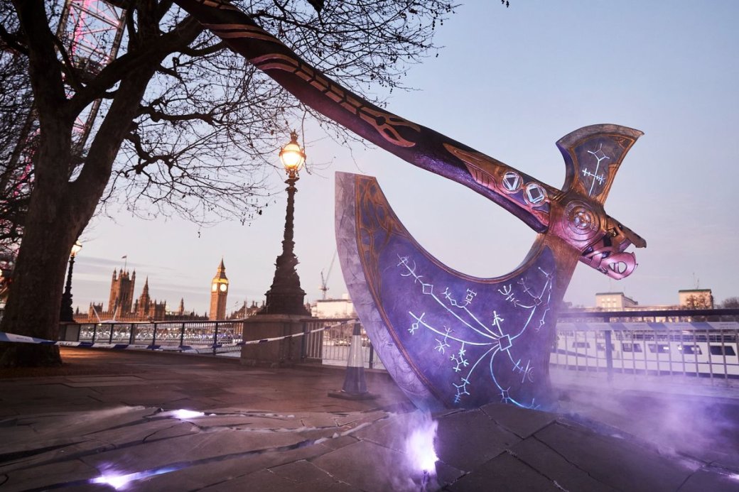 Галерея В честь масштабной рекламы PS5 в Лондоне установили реплику топора Кратоса - 3 фото