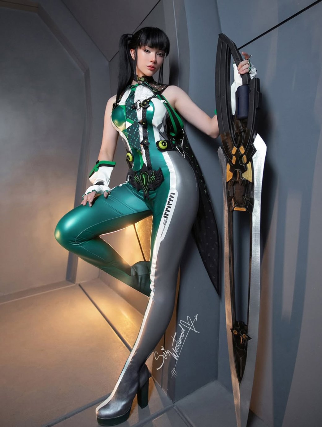 Галерея Модель примерила облик Евы из Stellar Blade - 2 фото