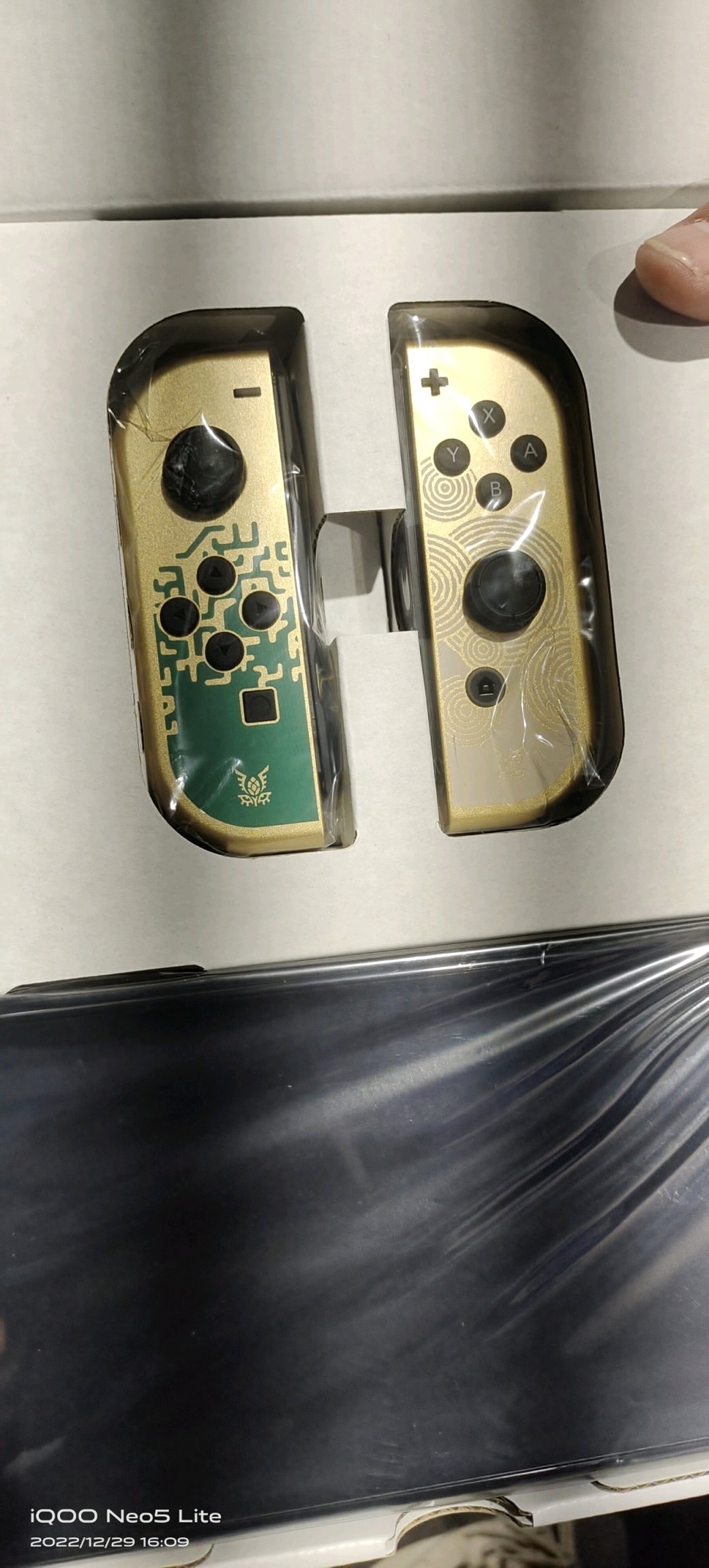 Галерея В сеть утекли вероятные фото специальной версии Switch OLED в честь новой Zelda - 4 фото