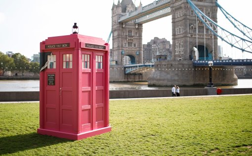 В Лондоне появился розовый ТАРДИС из «Доктора Кто» по случаю выхода «Барби»