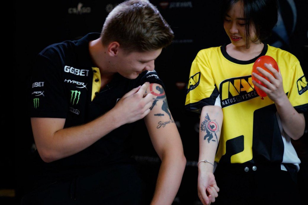 Галерея Фанатка из Китая набила татуировку с именным граффити игрока по CS:...