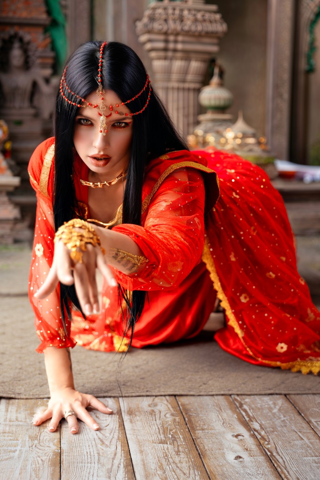 Галерея Модель перевоплотилась в харизматичную Амалу Кхан из «Клуба Романтики» - 6 фото