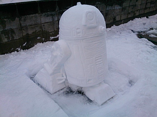 Японский художник делает скульптуры из снега. Есть Годзилла и R2-D2 — фото 3