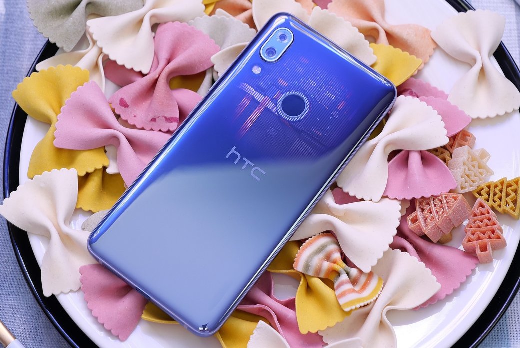 HTC представила смартфоны Desire 19+ и U19e: скромные камерофоны с завышенными ценниками — фото 1