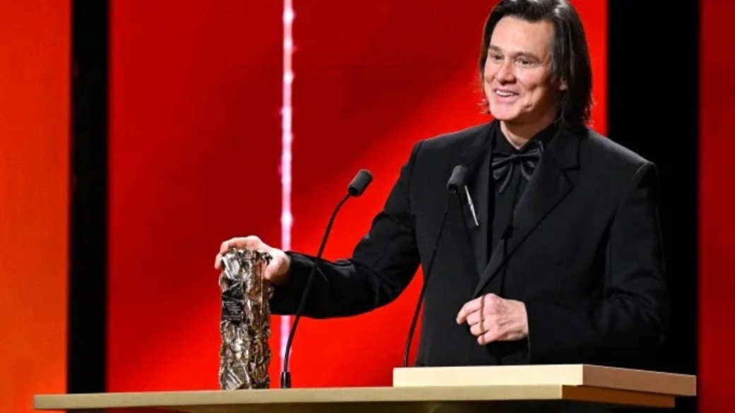 Джим Керри получает почетную премию «Сезар» на 51-й церемонии вручения кинопремий «Сезар»/Источник: Getty Images.