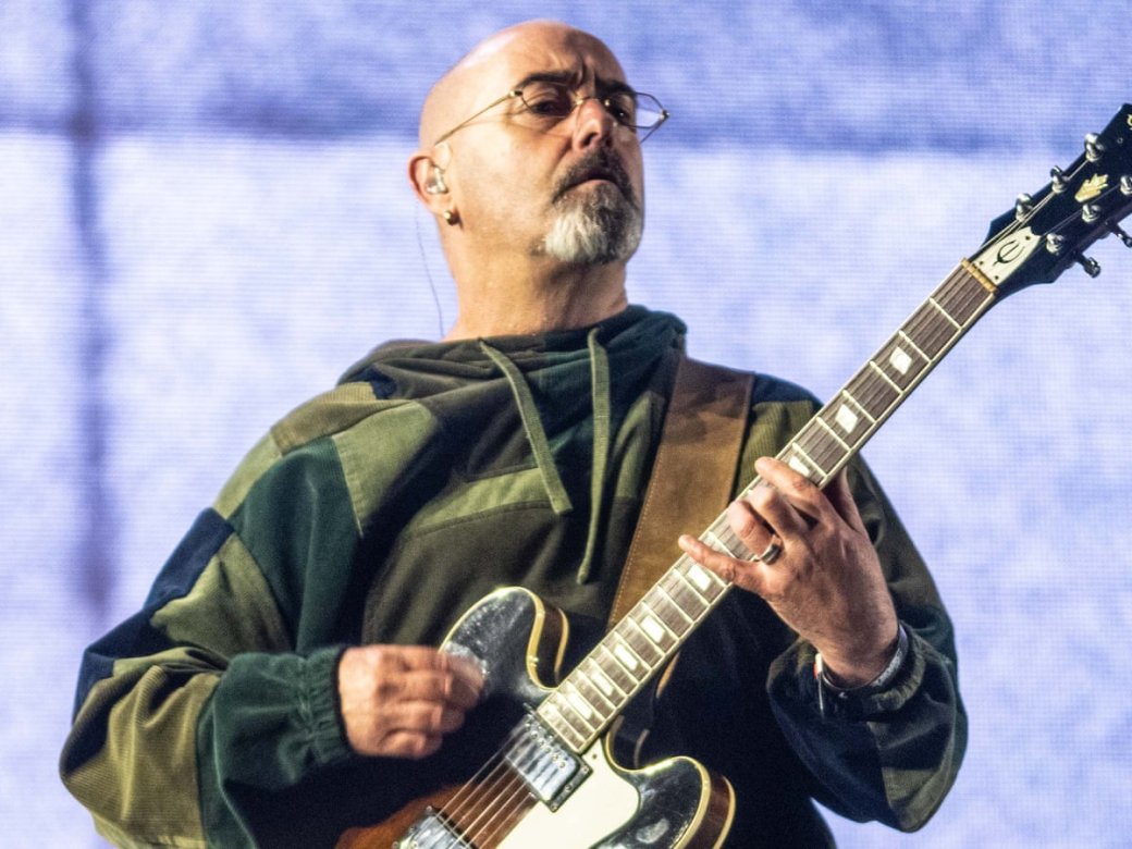 Гитарист Oasis Пол Артурс приостановил участие в туре из-за рака — фото 1