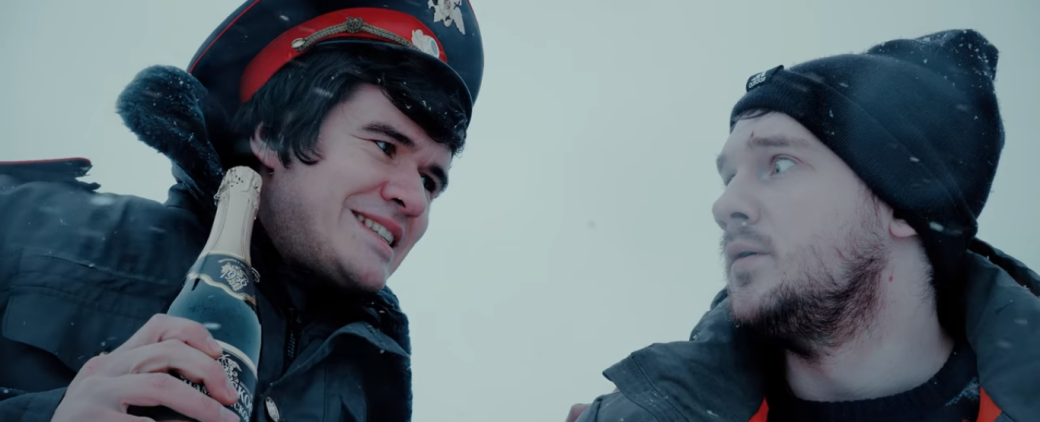 «Кто в силах выстоять против шлака?»: о чем был обзор фильма «Елки 5» от BadComedian — фото 1
