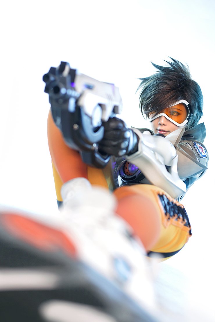 Кореянка идеально косплеит Трейсер из Overwatch — изображение 3