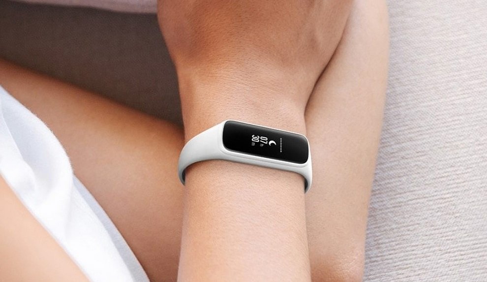 В России представили фитнес-трекер Samsung Galaxy Fit e — фото 1