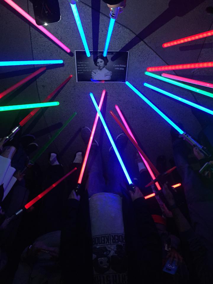 Галерея Фанаты устроили Кэрри Фишер поминки со световыми мечами - 11 фото