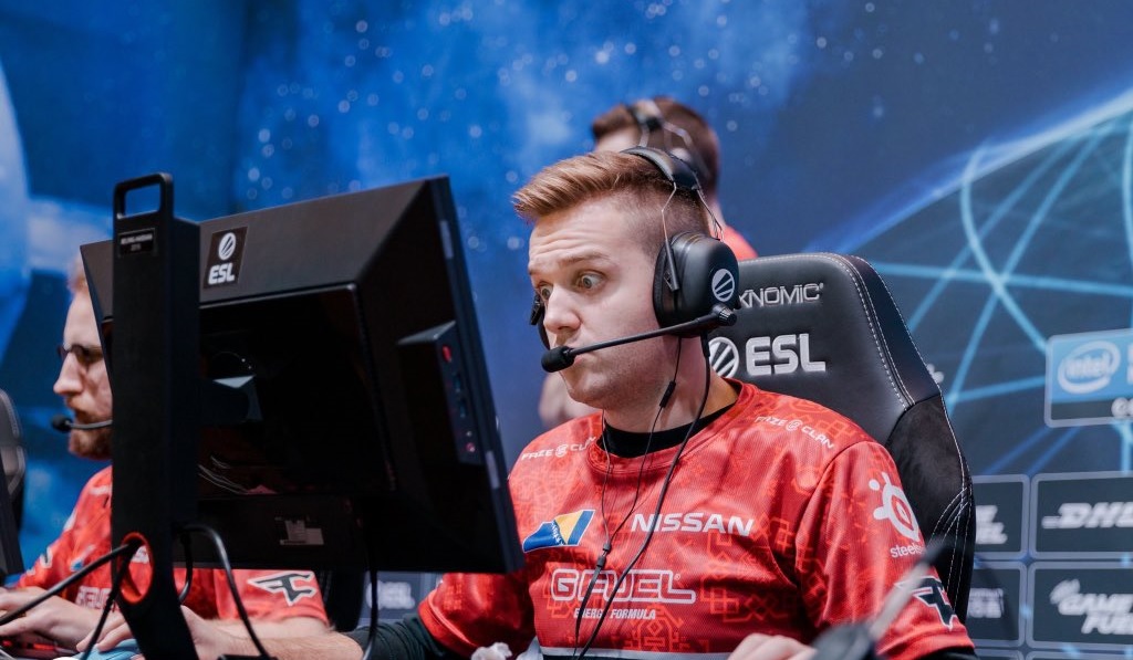 Снайпер лучшей команды планеты по CS:GO сделал крутой флик-шот — фото 1