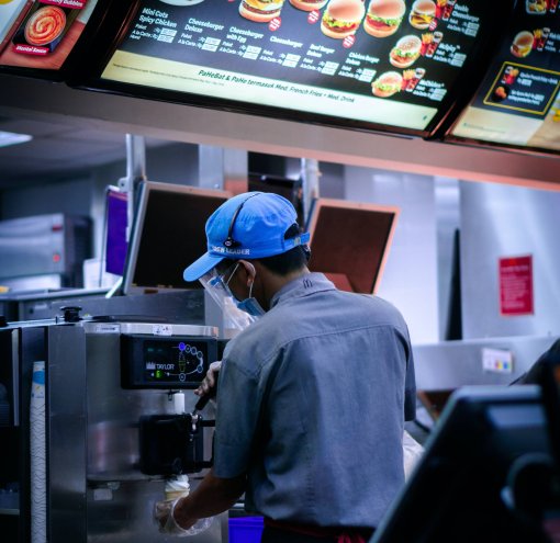 Новый владелец McDonaldʼs пообещал возобновить работу всех ресторанов за два месяца