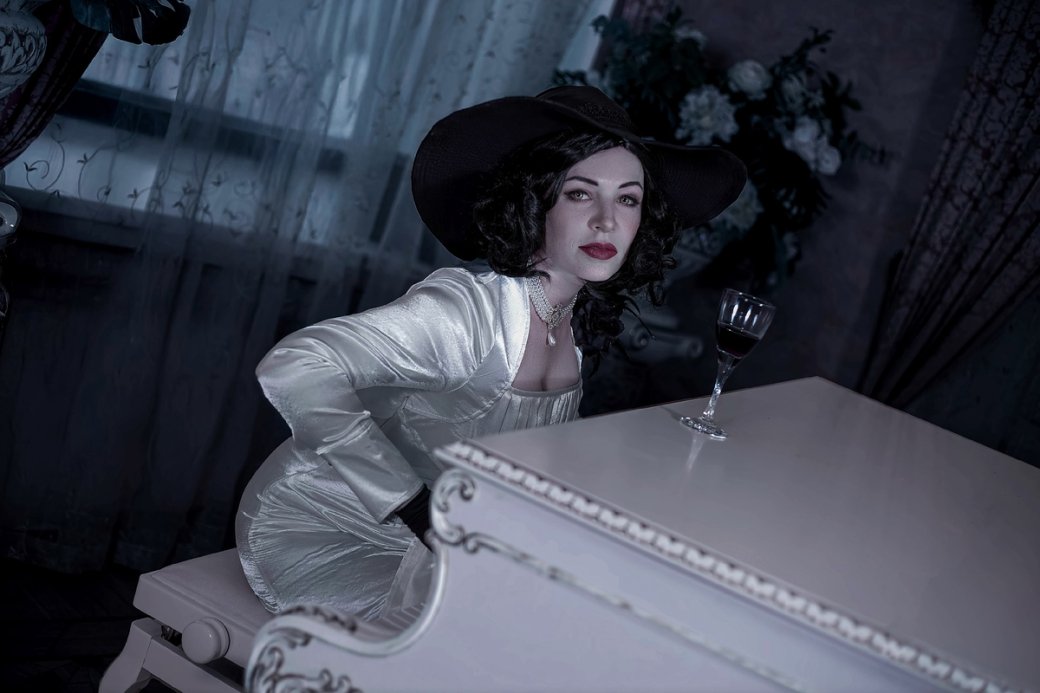 Модель показала мрачный косплей на леди Димитреску из игры Resident Evil: Village — изображение 5