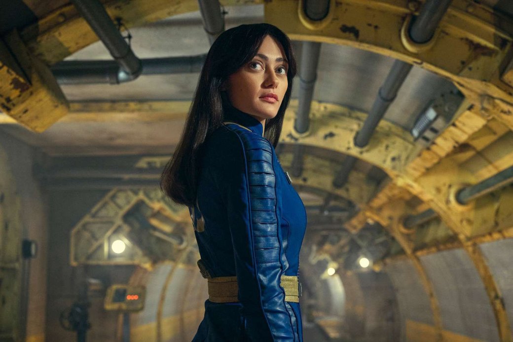 События сериала являются прямым продолжением игровой серии, а не отдельной адаптацией. Сюжет разворачивается в 2296 году — через 219 лет после ядерного взрыва и спустя 9 лет после событий игры Fallout 4

Источник: Amazon Prime Video