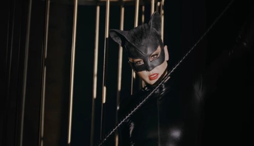 Ольга Бузова появилась в новом клипе в костюме Женщины-кошки