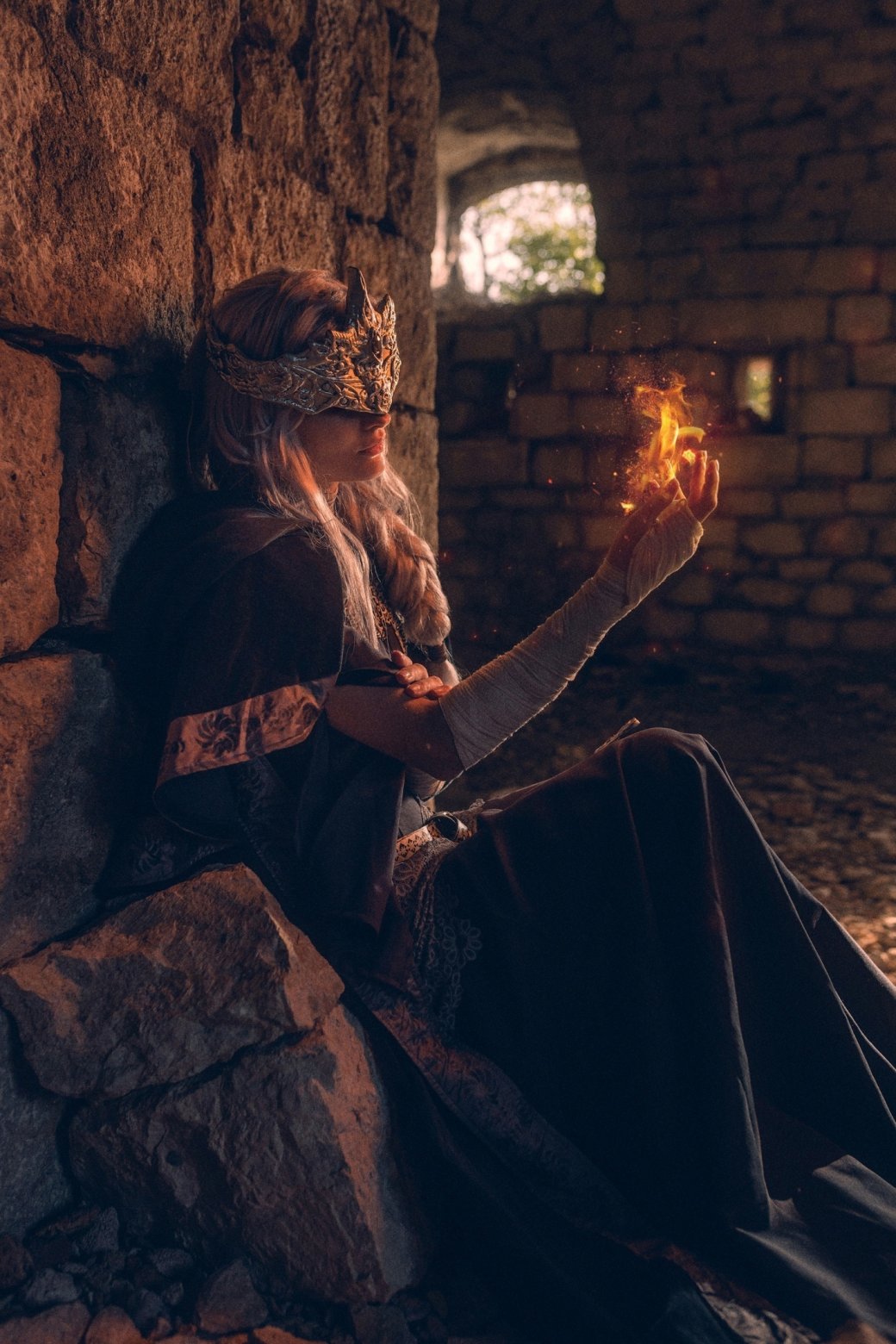 Галерея Девушка представила косплей меланхоличной Хранительницы огня из Dark Souls 3 - 3 фото