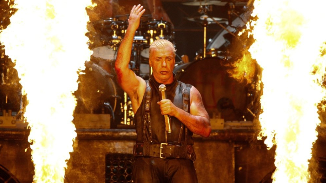 Концерт Rammstein в России: как это было. Старые хиты, вспышки огня и вопли фанатов — фото 1