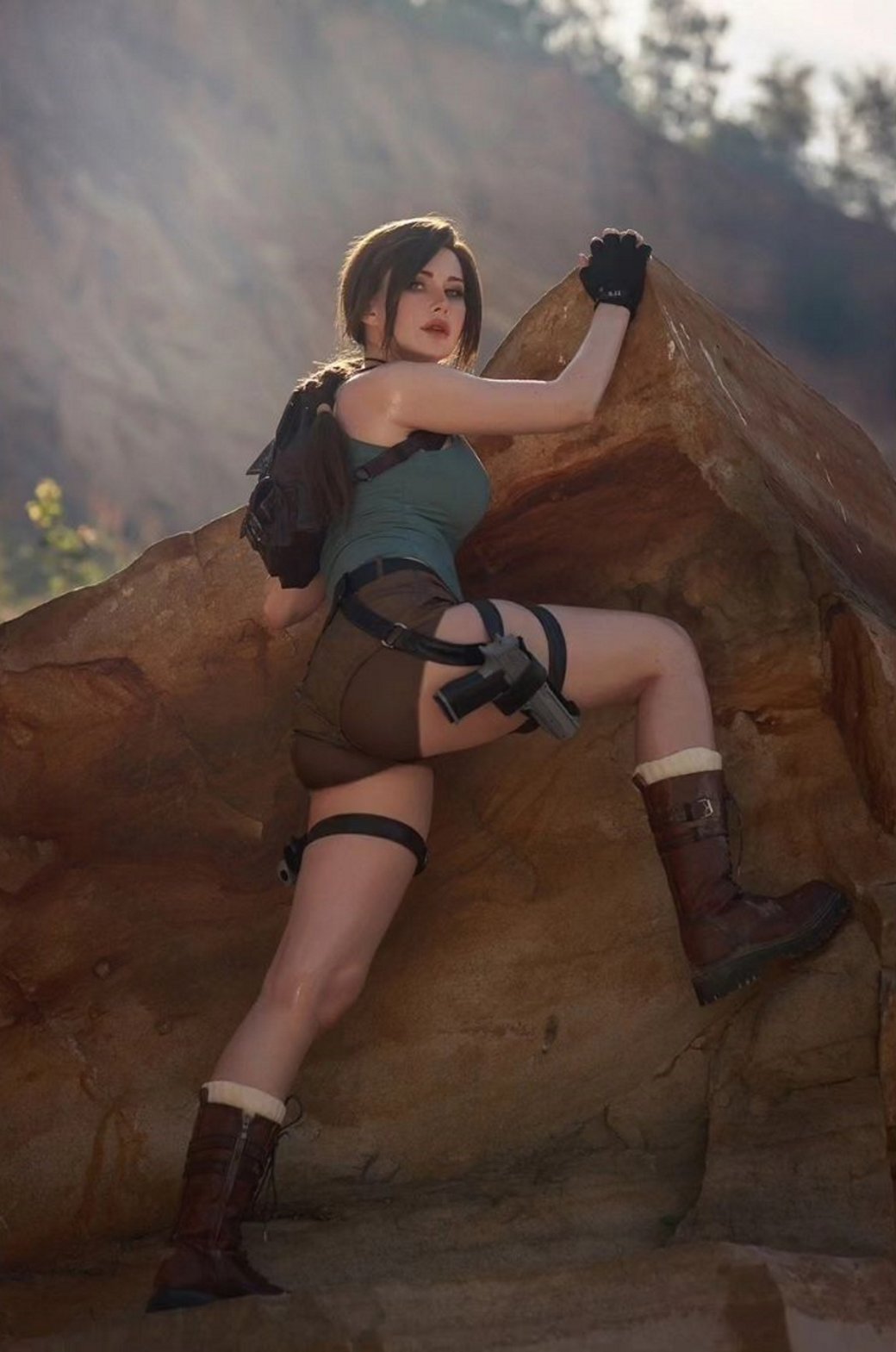 Галерея Модель показала жаркий косплей Лары Крофт из игр Tomb Raider - 3 фото