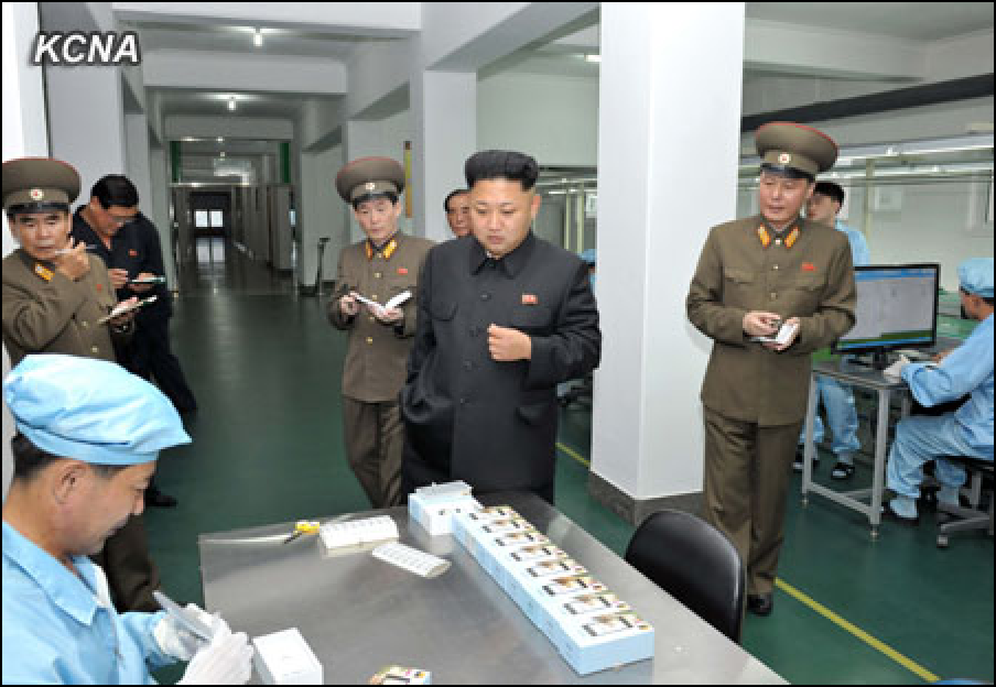 Галерея Ким Чен Ын рассекретил первый северокорейский смартфон - 2 фото