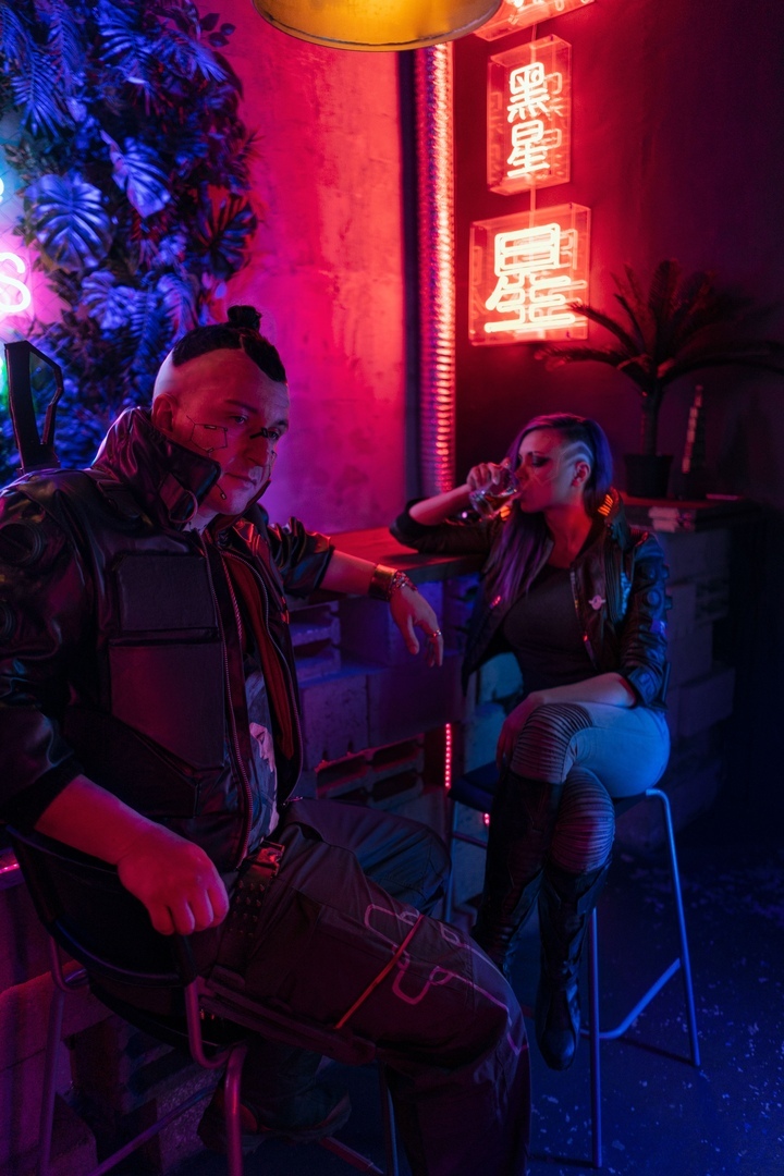 Галерея Ламповые посиделки в баре Найт-Сити. Оцените косплей Ви и Джеки из Cyberpunk 2077 - 2 фото