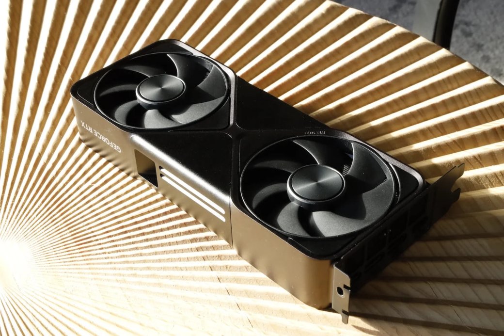 Первый в мире графический процессор GeForce 256 появился в 1999 году. Он был создан Nvidia и оказался инновационным, так как предложил технологию T&amp;L (аппаратное трансформирование и освещение). Ранее это обрабатывалось на центральном процессоре

Источник: gizmodo