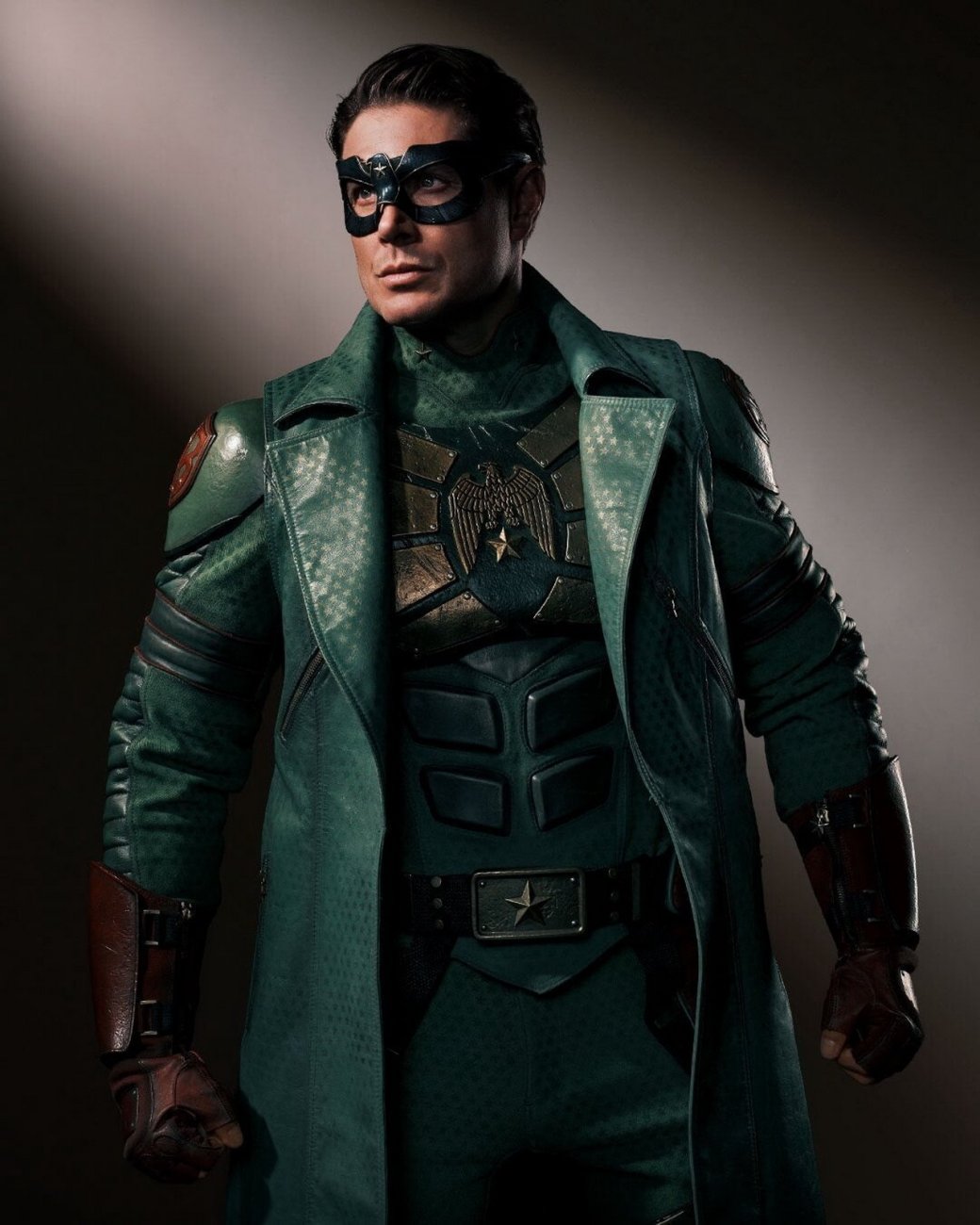 Галерея Дженсен Эклс и Элизабет Пози на первых промо «Рассвета Voguth» — приквела «Пацанов» - 4 фото